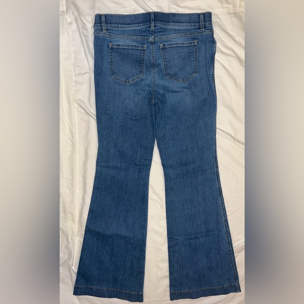Spanx Pull-on Flare Leg Shaping Jeans in Women’s XL Petite - Picture 2 of 5